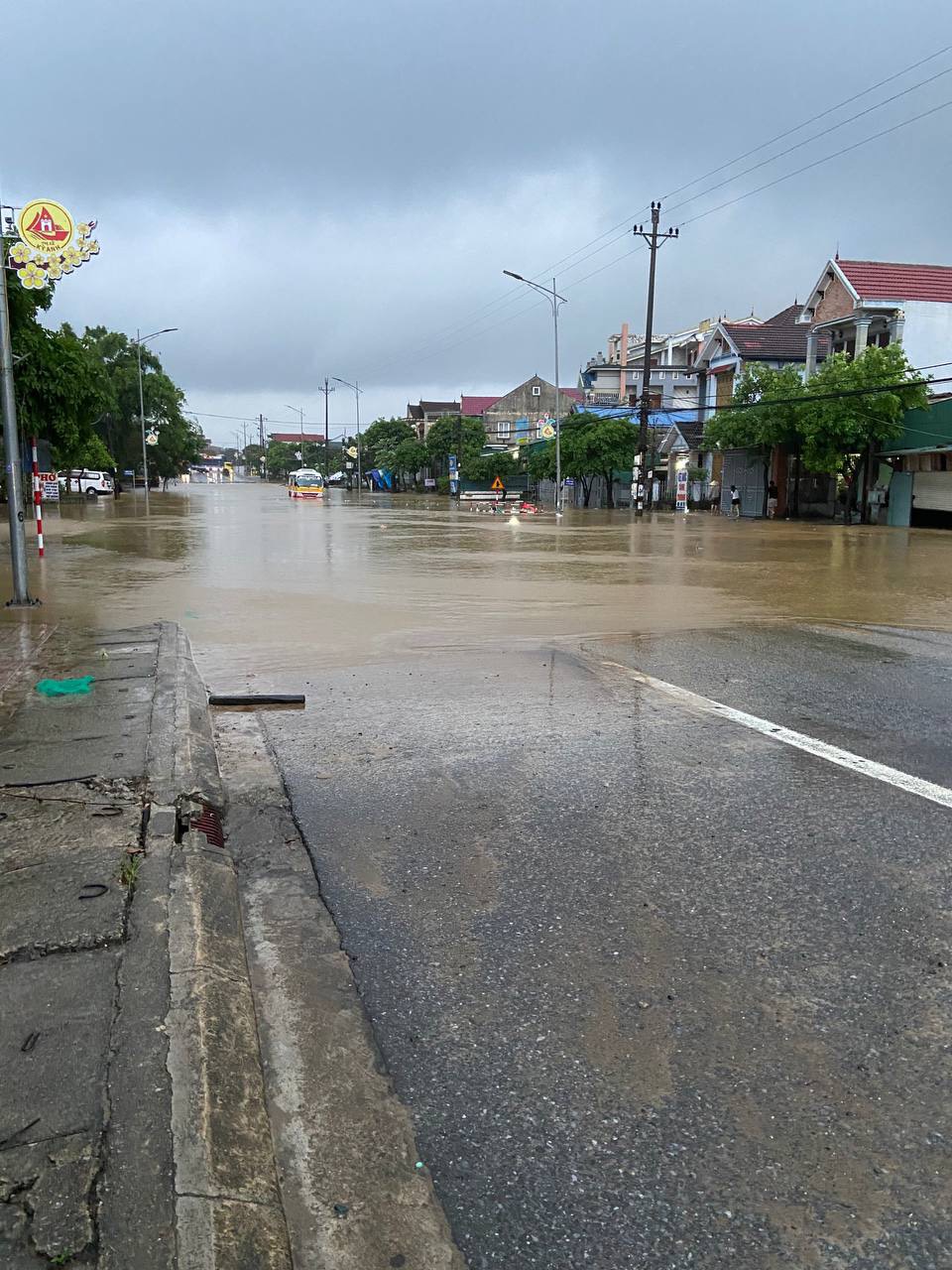 Hình ảnh Quốc lộ 1A, đoạn qua phường Hưng Trí, thị xã Kỳ Anh